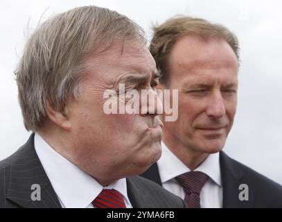 Aktenfoto vom 06/11 des ehemaligen stellvertretenden Premierministers John Prescott (links) mit dem Kandidaten Iain McKenzie bei Ferguson Ship Builders in Port Glasgow am letzten Wahltag vor der Nachwahl in Inverclyde. Der ehemalige stellvertretende Premierminister John Prescott ist im Alter von 86 Jahren nach einem Kampf gegen Alzheimer gestorben, teilte seine Familie mit. Ausgabedatum: Donnerstag, 21. November 2024. Stockfoto