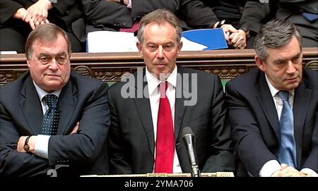 Aktenfoto vom 27.07.07. Von dem stellvertretenden Premierminister John Prescott und dem Kanzler Gordon Brown, der mit Premierminister Tony Blair während der letzten Fragen des Premierministers im House of Commons, Central London, zusammen saßen. Der ehemalige stellvertretende Premierminister John Prescott ist im Alter von 86 Jahren nach einem Kampf gegen Alzheimer gestorben, teilte seine Familie mit. Ausgabedatum: Donnerstag, 21. November 2024. Stockfoto