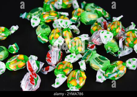 Essen, Leckereien, Urlaub, Partys. Schöne Fruchtbonbons aus Saft und Fruchtextrakt, verpackt in farbenfrohem, hellem Polyethylen. Stockfoto