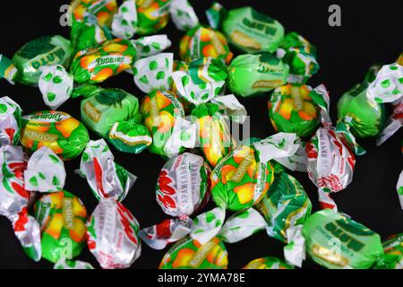 Essen, Leckereien, Urlaub, Partys. Schöne Fruchtbonbons aus Saft und Fruchtextrakt, verpackt in farbenfrohem, hellem Polyethylen. Stockfoto