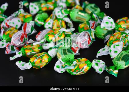 Essen, Leckereien, Urlaub, Partys. Schöne Fruchtbonbons aus Saft und Fruchtextrakt, verpackt in farbenfrohem, hellem Polyethylen. Stockfoto