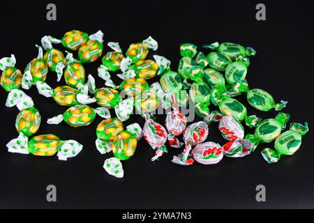 Essen, Leckereien, Urlaub, Partys. Schöne Fruchtbonbons aus Saft und Fruchtextrakt, verpackt in farbenfrohem, hellem Polyethylen. Stockfoto