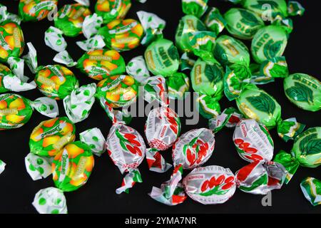 Essen, Leckereien, Urlaub, Partys. Schöne Fruchtbonbons aus Saft und Fruchtextrakt, verpackt in farbenfrohem, hellem Polyethylen. Stockfoto