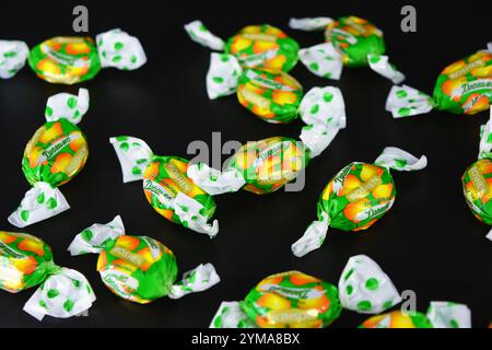 Essen, Leckereien, Urlaub, Partys. Schöne Fruchtbonbons aus Saft und Fruchtextrakt, verpackt in farbenfrohem, hellem Polyethylen. Stockfoto