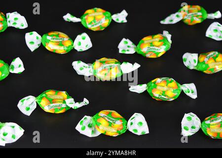 Essen, Leckereien, Urlaub, Partys. Schöne Fruchtbonbons aus Saft und Fruchtextrakt, verpackt in farbenfrohem, hellem Polyethylen. Stockfoto