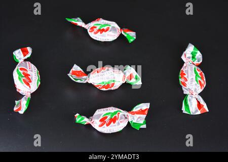 Essen, Leckereien, Urlaub, Partys. Schöne Fruchtbonbons aus Saft und Fruchtextrakt, verpackt in farbenfrohem, hellem Polyethylen. Stockfoto