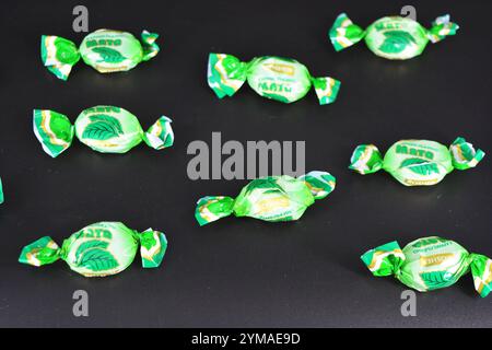 Essen, Leckereien, Urlaub, Partys. Schöne Fruchtbonbons aus Saft und Fruchtextrakt, verpackt in farbenfrohem, hellem Polyethylen. Stockfoto