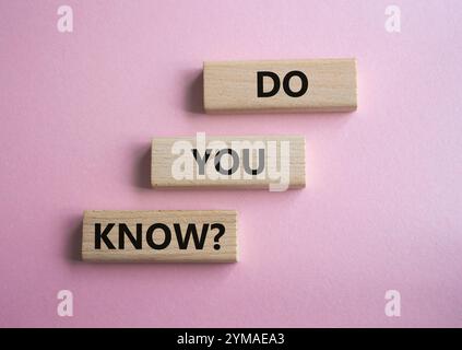 Kennen Sie das Symbol? Konzeptwort kennen Sie auf Holzwürfeln? Schöner rosafarbener Hintergrund. Business und kennen Sie das Konzept. Kopierbereich. Stockfoto