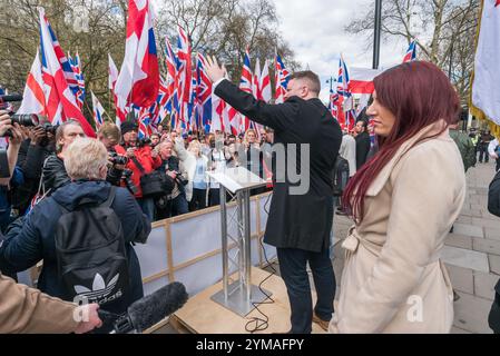 London, Großbritannien. April 2017. Der erste britische Führer Paul Golding und die Deputy Jayda Fransen stehen vor der Menge bei ihrer Kundgebung auf der Botschaft. Märsche und Kundgebungen von Britain First und der EDL (English Defence League) als Reaktion auf den Londoner Terroranschlag wurden von dem Antifaschistischen Netzwerk, London Antifacists und Unite Against Facism (UAF) abgelehnt, die dem extremistischen Recht vorwerfen, den Angriff zu nutzen, um ihre antimuslimische und antimigrantische rassistische Propaganda anzuheizen. Stockfoto