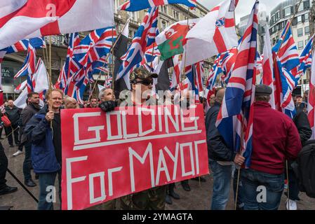 London, Großbritannien. April 2017. Ein britischer erster Unterstützer hält ein Poster „TGolding for Mayor“ vor der Charing Cross Station vor dem kurzen marsch durch London zu einer Kundgebung. Golding kandidierte 2016 für den Londoner Bürgermeister, wurde aber in der ersten Runde mit nur 1,2 % der Stimmen ausgeschieden. Märsche und Kundgebungen von Britain First und der EDL (English Defence League) als Reaktion auf den Londoner Terroranschlag wurden von Antifaschist Network, London Antifacists und Unite Against Facism (UAF) abgelehnt, die dem extremistischen Recht vorwerfen, den Angriff zu nutzen, um ihren antimuslimischen und antimigrantischen Rassisten anzuheizen Stockfoto