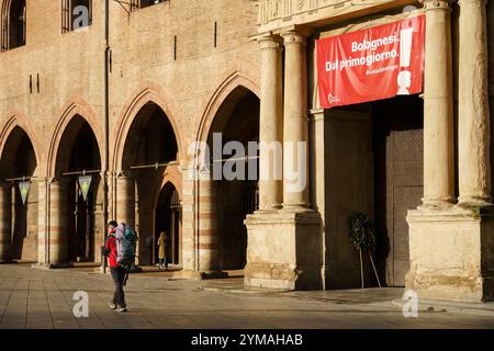 bologna, Italien. 6. Oktober 2024 - Eingang des Palazzo d'Accursio auf der Piazza Maggiore Stockfoto