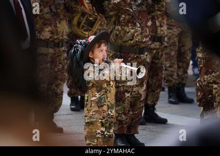 bologna, Italien. 6. Oktober 2024: Junge in Tarnuniform spielt Trompete während einer Parade vor dem Palazzo Re Enzo Stockfoto