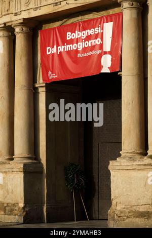 bologna, Italien. 6. Oktober 2024 - Eingang zum Palazzo d'Accursio Stockfoto