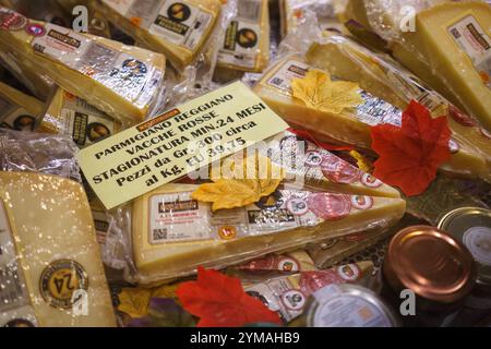 Bologna, Italien. 6. Oktober 2024: Parmigiano Reggiano Käse mit Herbstlaub an einem Marktstand Stockfoto