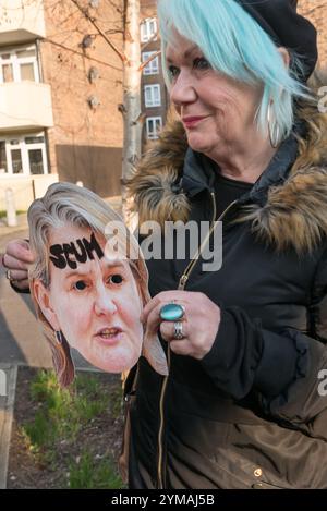 London, Großbritannien. 23. März 2017. Jane Nicholl aus Class war hält eine Maske von Lambeth Council Leader Liz Peck mit dem Wort 'ABSCHAUM' auf der Stirn vor dem Lambeth Council Cabinet Meeting, das über den Abriss des beliebten Central Hill Estate entscheiden soll. Ich bin vor der Sitzung gegangen, auf der der rat sich weigerte, den Bewohnern zuzuhören, und habe den Abriss beschlossen. Es wird erwartet, dass die Proteste anhalten. Stockfoto