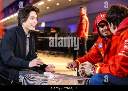 20. November 2024: Sin Lim (L), Las Vegas. Magician führt einen Kartentrick vor McLaren Renault Fahrer Carlos Sainz (55) vom Team Spanien und Scuderia Ferrari Mission Winnow Fahrer Charles Leclerc (16) vom Team Monaco vor dem Formel 1 Heineken Silver Las Vegas Grand Prix 2024 auf dem Las Vegas Street Circuit in Las Vegas, NV. Christopher Trim/CSM. Stockfoto