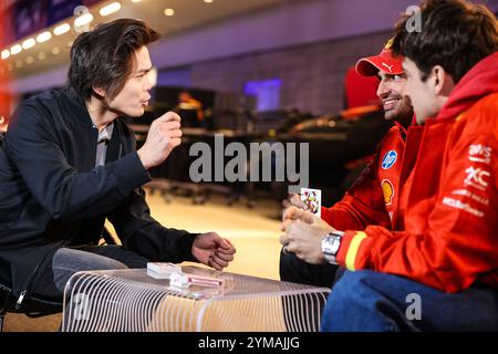 20. November 2024: Sin Lim (L), Las Vegas. Magician führt einen Kartentrick vor McLaren Renault Fahrer Carlos Sainz (55) vom Team Spanien und Scuderia Ferrari Mission Winnow Fahrer Charles Leclerc (16) vom Team Monaco vor dem Formel 1 Heineken Silver Las Vegas Grand Prix 2024 auf dem Las Vegas Street Circuit in Las Vegas, NV. Christopher Trim/CSM. Stockfoto