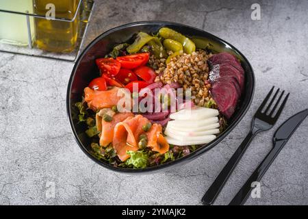 Buchweizensalat mit Kapern, Lachs und Gurken. Konzept für gesunde Ernährung Stockfoto