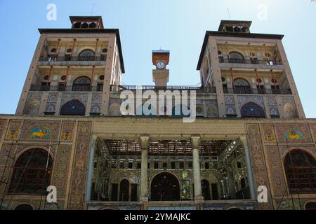 Das historische Gebäude Shams-ol-Emareh ist eines der ältesten historischen Denkmäler Teherans, das sich im Golestan-Palast, Qajar, Königspalast, Persisch befindet Stockfoto