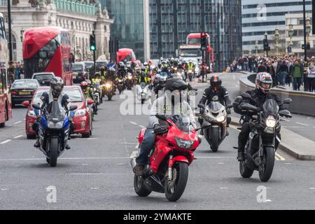 London, Großbritannien. April 2017. Hunderte von Fahrradfahrern unternahmen zwei Fahrten vom Ace Café in Stonebridge und Greenwich ins Zentrum von London, um das Bewusstsein für das wachsende Problem des Motorraddiebstahls zu schärfen. Home Office-Statisten zeigen einen Anstieg von 44 % zwischen 2012 und 2016, und Motorräder werden von organisierten Banden angegriffen, die mit schnurlosen Scheibenschneidern bewaffnet sind. Ihre Petition an den Bürgermeister von London und den Innenminister fordert, dass die Polizei mehr Mittel zur Bekämpfung dieses Verbrechens erhält und dass sie ihm höhere Priorität einräumt, mehr Bodenanker in Fahrradparkplätzen und eine härtere Verurteilung von o Stockfoto