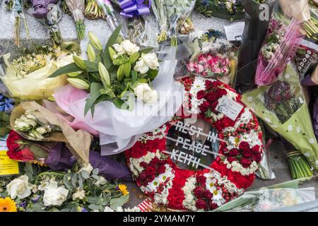 April. Zehn Tage nach dem Terroranschlag in Westminster halten die Menschen immer noch an, um die Blumen für die Opfer zu sehen und zu fotografieren. Vor dem New Scotland Yard Neubau an der Victoria Embankmen befindet sich ein Bereich mit Blumen zum Gedenken an PC Keith Palmer. Stockfoto