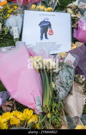 April. Zehn Tage nach dem Terroranschlag in Westminster halten die Menschen immer noch an, um die Blumen für die Opfer, einschließlich PC Keith Palmer, entlang der gesamten Front des Parliament Square zu suchen und zu fotografieren. Stockfoto