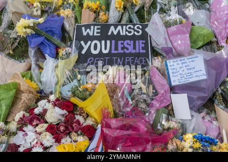 April. Zehn Tage nach dem Terroranschlag in Westminster halten die Leute immer noch an, um die Blumen für das Opfer zu sehen und zu fotografieren. Eine Nachricht erinnert sich an Leslie Rhodes, 75, eine pensionierte Fensterputzerin aus South London. Stockfoto