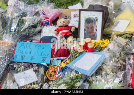 April. Zehn Tage nach dem Terroranschlag in Westminster halten die Menschen immer noch an, um die Blumen für die Opfer zu suchen und zu fotografieren, darunter PC Keith Palmer, auf einem gerahmten Foto, entlang der gesamten Front des Parliament Square. Stockfoto