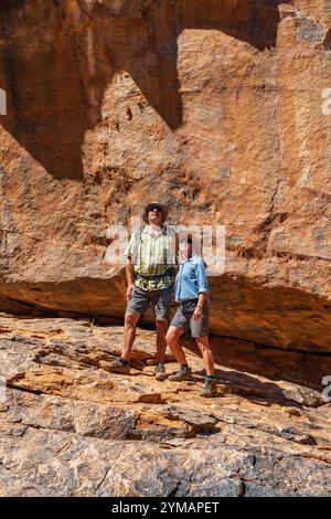 Ein paar Wanderer bewundern den Blick auf eine felsige Schlucht im Mutawintji National Park im Outback New South Wales, Australien. Stockfoto