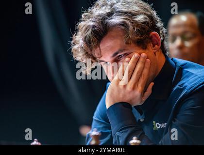 Kalkutta, Westbengalen, Indien. November 2024. Die sechste Ausgabe von Tata Steel Chess India in Kalkutta schloss mit Magnus Carlsen (norwegischer Schachgroßmeister) ab, der sowohl in den Schnellabschnitten als auch in den Blitz-Abschnitten des Turniers in der Kategorie offene Männer die höchsten Auszeichnungen erhielt, während GM Aleksandra Gorjachkina und GM Kateryna Lagno (beide aus Russland) die Schnellabschnitte und Blitzabschnitte in der Kategorie Frauen gewonnen haben. Das prestigeträchtige Turnier fand vom 13. Bis 17. November 2024 hier in kalkutta, Indien, in einer renommierten Regierung statt. auditorium. Der fünffache Schach-Weltmeister, der amtierende fünffache Rapid-Schach-Weltmeister, die Stockfoto