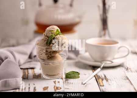 Cremiges Kaffeeis in einer Glasschale auf einem Holztisch Stockfoto