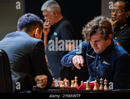 Kalkutta, Westbengalen, Indien. November 2024. Die sechste Ausgabe von Tata Steel Chess India in Kalkutta schloss mit Magnus Carlsen (norwegischer Schachgroßmeister) ab, der sowohl in den Schnellabschnitten als auch in den Blitz-Abschnitten des Turniers in der Kategorie offene Männer die höchsten Auszeichnungen erhielt, während GM Aleksandra Gorjachkina und GM Kateryna Lagno (beide aus Russland) die Schnellabschnitte und Blitzabschnitte in der Kategorie Frauen gewonnen haben. Das prestigeträchtige Turnier fand vom 13. Bis 17. November 2024 hier in kalkutta, Indien, in einer renommierten Regierung statt. auditorium. Der fünffache Schach-Weltmeister, der amtierende fünffache Rapid-Schach-Weltmeister, die Stockfoto