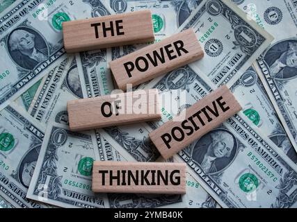 Positives Denksymbol. Holzblöcke mit Worten die Kraft des positiven Denkens. Wunderschöner Dollar-Hintergrund. Positives Denkkonzept. Kopierbereich. Stockfoto