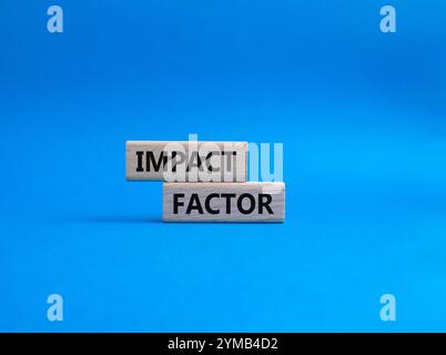 Symbol für Aufprallfaktor. Holzblöcke mit den Worten Impact Factor. Wunderschöner blauer Hintergrund. Business and Impact Factor Konzept. Kopierbereich. Stockfoto