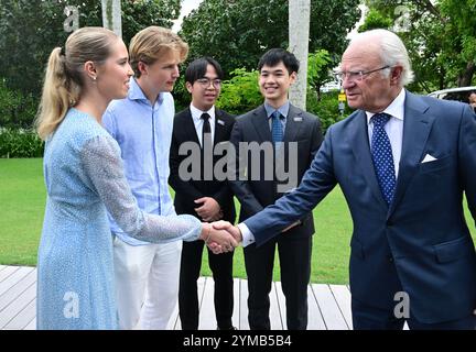 Singapur, Singapur. November 2024. König Carl XVI. Gustaf trifft die schwedischen Wirtschaftsstudenten Klara Gaskell-Brown und Philip Carle während eines Besuchs an der Nanyang Technological University in Singapur am 21. November 2024. Der König von Schweden besucht Singapur vom 19. Bis 21. November 2024.Foto: Jonas Ekströmer/TT/Code 10030 Credit: TT News Agency/Alamy Live News Stockfoto