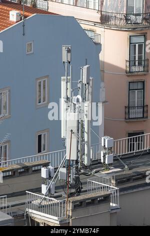 Handymast auf dem Dach eines Wohnhauses Stockfoto