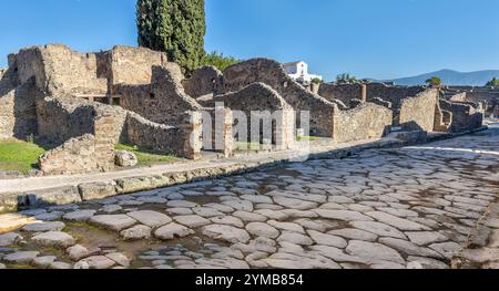 Leere Kopfsteinpflasterstraße in den Ruinen von Pompeji, Italien Stockfoto