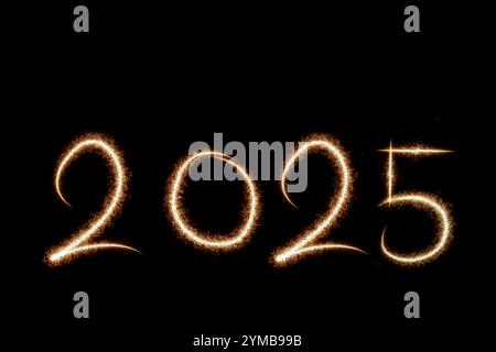 2025 geschrieben mit Sparkle Feuerwerk auf schwarzem Hintergrund, Happy New Year 2025 Konzept. Stockfoto