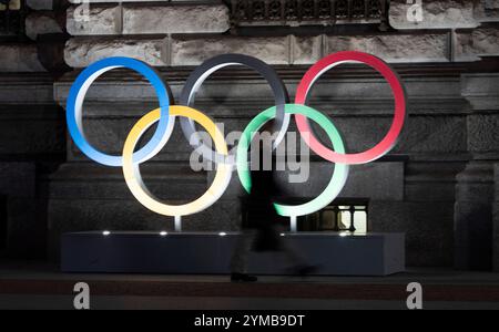 Mailand, Italien 20241120. OL-ringene står ved inngangen til Palazzo della Ragioneria Municipale, på Piazza della Scala i den nord-italienske storbyen Milano. I februar 2026 skal Milano Sammen med alpebyen Cortina være vertskap für de 25.vinter olympiske Leker. Foto: Erik Flaaris Johansen / NTB Stockfoto