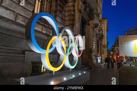 Mailand, Italien 20241120. OL-ringene står ved inngangen til Palazzo della Ragioneria Municipale, på Piazza della Scala i den nord-italienske storbyen Milano. I februar 2026 skal Milano Sammen med alpebyen Cortina være vertskap für de 25.vinter olympiske Leker. Foto: Erik Flaaris Johansen / NTB Stockfoto