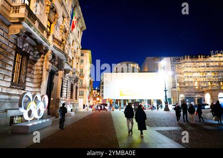 Mailand, Italien 20241120. OL-ringene står ved inngangen til Palazzo della Ragioneria Municipale, på Piazza della Scala i den nord-italienske storbyen Milano. I februar 2026 skal Milano Sammen med alpebyen Cortina være vertskap für de 25.vinter olympiske Leker. Foto: Erik Flaaris Johansen / NTB Stockfoto