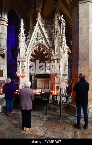 FRANKREICH. COTES-D'ARMOR (22). TREGUIER. IN DER KATHEDRALE SAINT-TUGDUAL BEFINDET SICH DAS GRAB VON SAINT-YVES, EINEM SEHR BELIEBTEN HEILIGEN IN DER BRETAGNE. Stockfoto