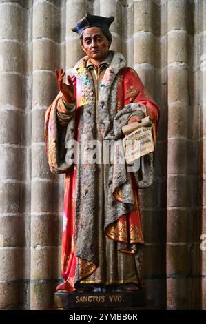 FRANKREICH. COTES-D'ARMOR (22). TREGUIER. IN DER KATHEDRALE SAINT-TUGDUAL BEFINDET SICH DAS GRAB VON SAINT-YVES, EINEM SEHR BELIEBTEN HEILIGEN IN DER BRETAGNE. Stockfoto