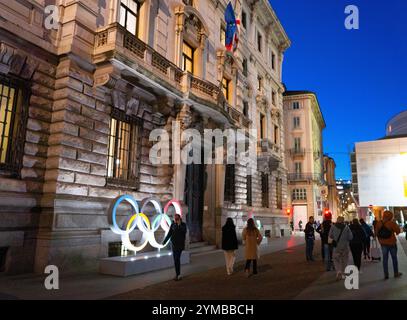 Mailand, Italien 20241120. OL-ringene og logoen für Paralympics står ved inngangen til Palazzo della Ragioneria Municipale, på Piazza della Scala i den nord-italienske storbyen Milano. I februar 2026 så er den nord-italienske «hovedstaden» Milano vertskap for vinter-OL sammen med den italienske alpebyen Cortina d´Ampezzo og i mars 2026 så skal det arrangeres Paralympics. Foto: Erik Flaaris Johansen / NTB Stockfoto