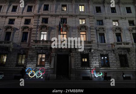 Mailand, Italien 20241120. OL-ringene og logoen für Paralympics står ved inngangen til Palazzo della Ragioneria Municipale, på Piazza della Scala i den nord-italienske storbyen Milano. I februar 2026 så er den nord-italienske «hovedstaden» Milano vertskap for vinter-OL sammen med den italienske alpebyen Cortina d´Ampezzo og i mars 2026 så skal det arrangeres Paralympics. Foto: Erik Flaaris Johansen / NTB Stockfoto