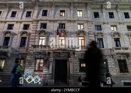 Mailand, Italien 20241120. OL-ringene står ved inngangen til Palazzo della Ragioneria Municipale, på Piazza della Scala i den nord-italienske storbyen Milano. I februar 2026 skal Milano Sammen med alpebyen Cortina være vertskap für de 25.vinter olympiske Leker. Foto: Erik Flaaris Johansen / NTB Stockfoto