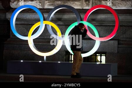 Mailand, Italien 20241120. OL-ringene står ved inngangen til Palazzo della Ragioneria Municipale, på Piazza della Scala i den nord-italienske storbyen Milano. I februar 2026 skal Milano Sammen med alpebyen Cortina være vertskap für de 25.vinter olympiske Leker. Foto: Erik Flaaris Johansen / NTB Stockfoto