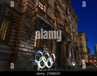 Mailand, Italien 20241120. OL-ringene og logoen für Paralympics står ved inngangen til Palazzo della Ragioneria Municipale, på Piazza della Scala i den nord-italienske storbyen Milano. I februar 2026 så er den nord-italienske «hovedstaden» Milano vertskap for vinter-OL sammen med den italienske alpebyen Cortina d´Ampezzo og i mars 2026 så skal det arrangeres Paralympics. Foto: Erik Flaaris Johansen / NTB Stockfoto