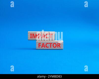 Symbol für Aufprallfaktor. Holzblöcke mit den Worten Impact Factor. Wunderschöner blauer Hintergrund. Business and Impact Factor Konzept. Kopierbereich. Stockfoto