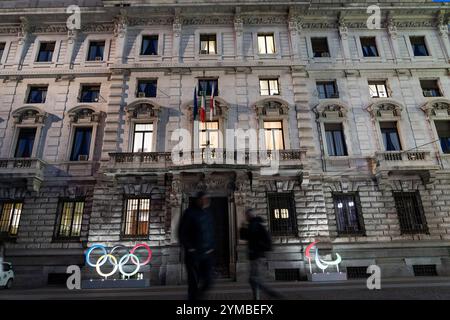 Mailand, Italien 20241120. OL-ringene og logoen für Paralympics står ved inngangen til Palazzo della Ragioneria Municipale, på Piazza della Scala i den nord-italienske storbyen Milano. I februar 2026 så er den nord-italienske «hovedstaden» Milano vertskap for vinter-OL sammen med den italienske alpebyen Cortina d´Ampezzo og i mars 2026 så skal det arrangeres Paralympics. Foto: Erik Flaaris Johansen / NTB Stockfoto